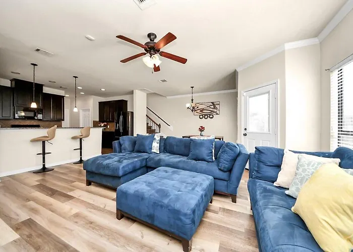 Cozy & Spacious Getaway -4Bedroom With King Bed & Backyard