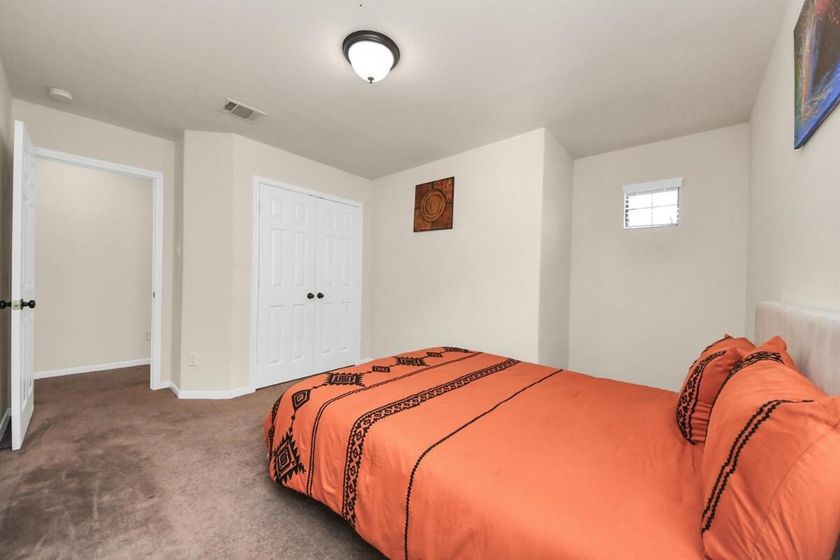 Cozy & Spacious Getaway -4bedroom With King Bed & Backyard Holiday home Houston