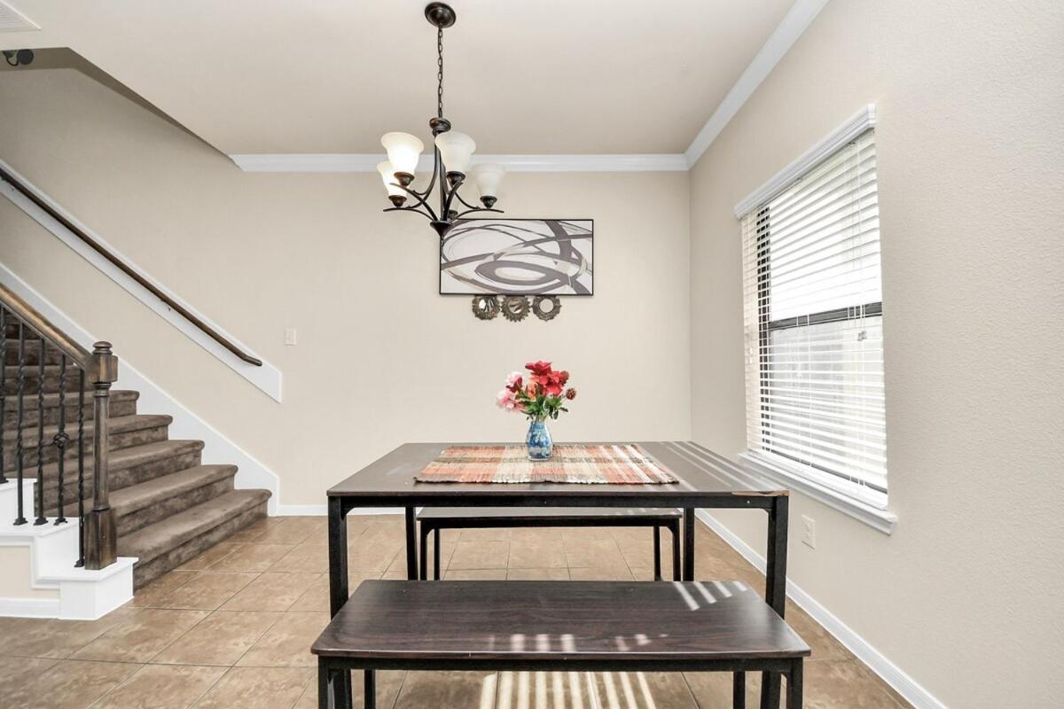 Holiday home Cozy & Spacious Getaway -4bedroom With King Bed & Backyard Houston